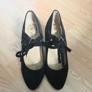 8 woman’s black velvet pumps